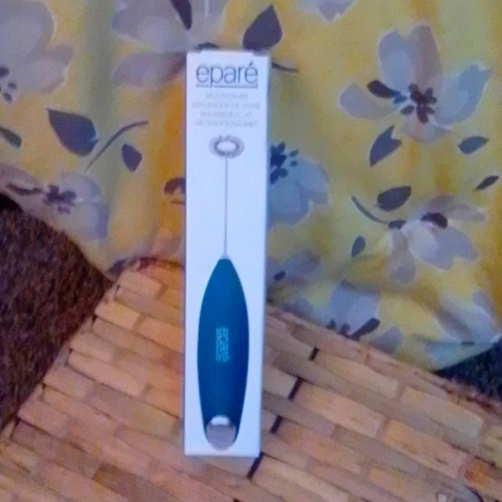 Epare milk brother, it's 9 in long and 1.5 in wide and the color is tealish.